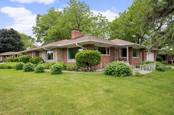 1495 County Road B2 W, Roseville, MN 55113
