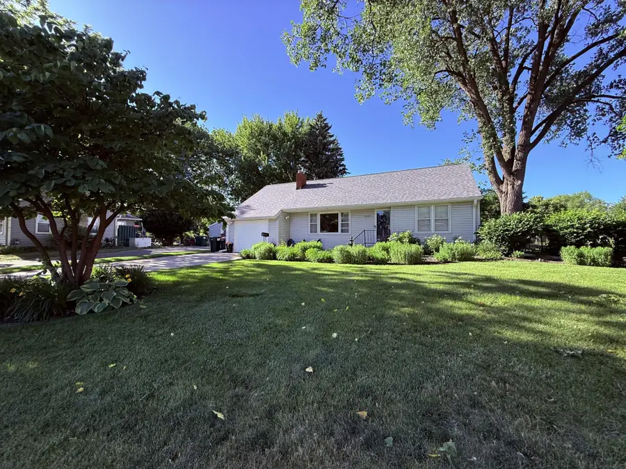 1827 44th Avenue Ne, Columbia Heights, MN 55421 - #2