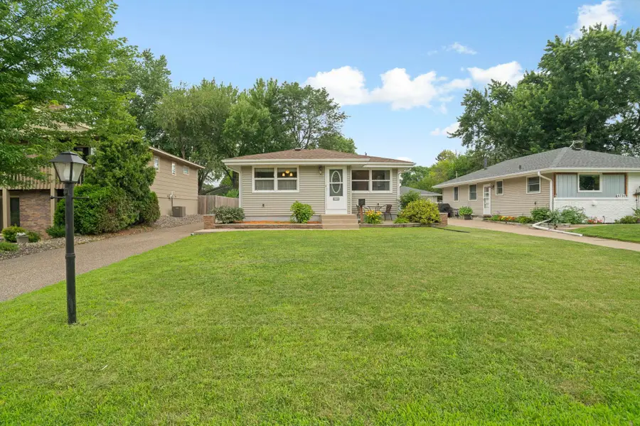 6738 Knoll Street N, Golden Valley, MN 55427 - #2