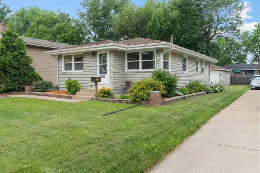 6738 Knoll Street N, Golden Valley, MN 55427 - #3