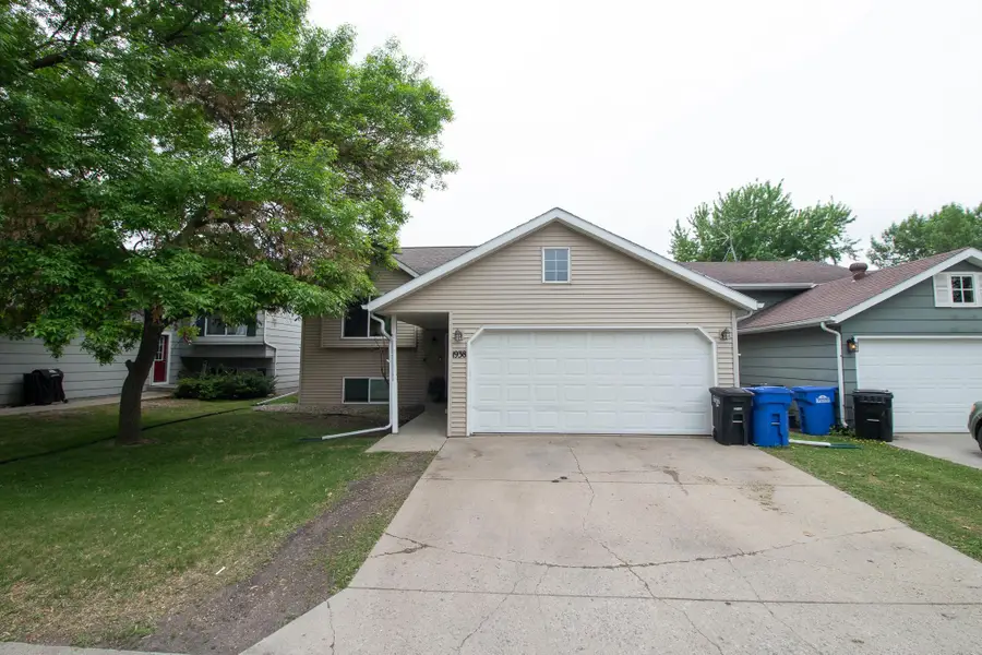 1938 53rd Avenue S, Fargo, ND 58104 - #2