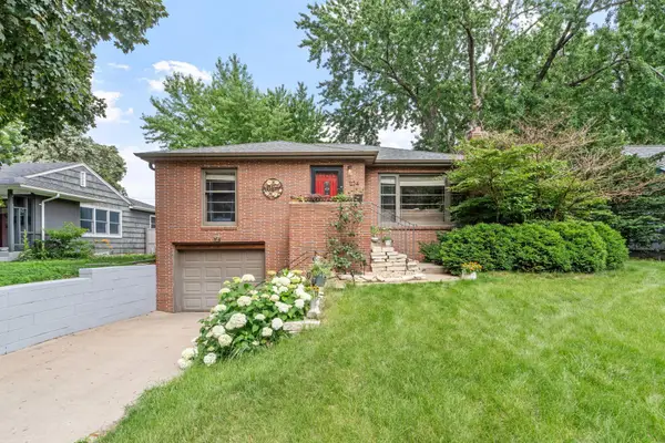 1124 Rhode Island Avenue N, Golden Valley, MN 55427