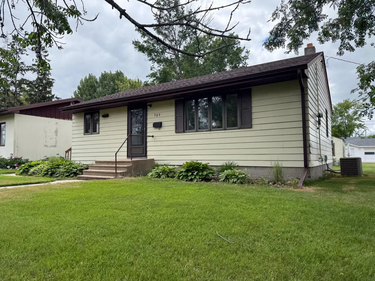 309 7th Avenue Ne, Roseau, MN 56751 - #1