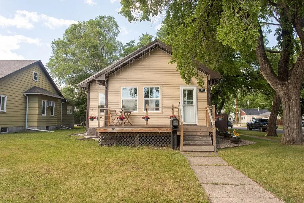 1601 S 3rd Avenue S, Fargo, ND 58103 - #1