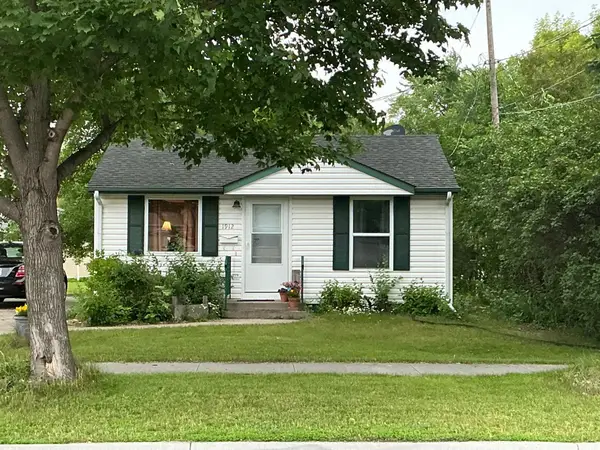1912 N 6th Avenue N, Moorhead, MN 56560