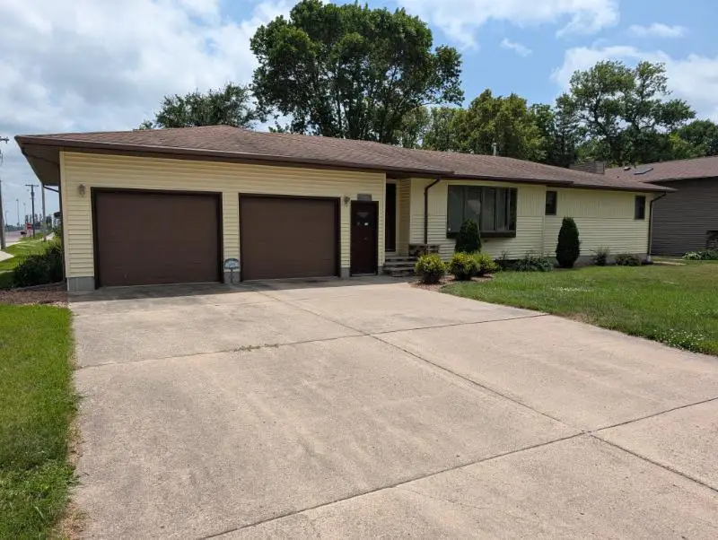 600 8th Street Sw, Wells, MN 56097 - #1