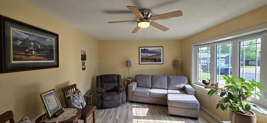 923 7th Avenue Nw, Valley City, ND 58072 - #3