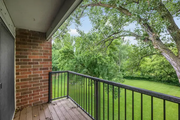 4 Pine Tree Drive #321, Arden Hills, MN 55112