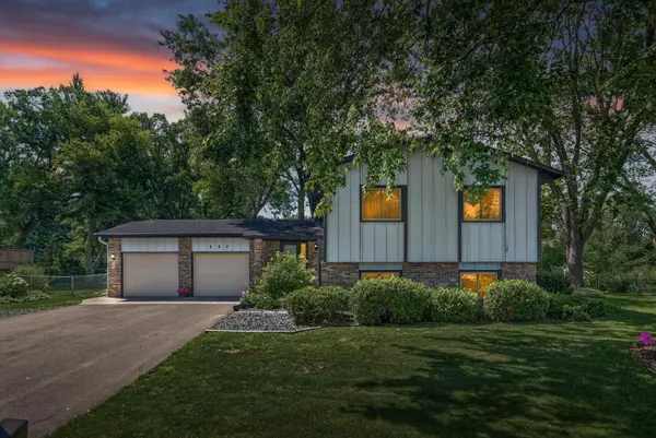 882 90th Avenue Nw, Coon Rapids, MN 55433