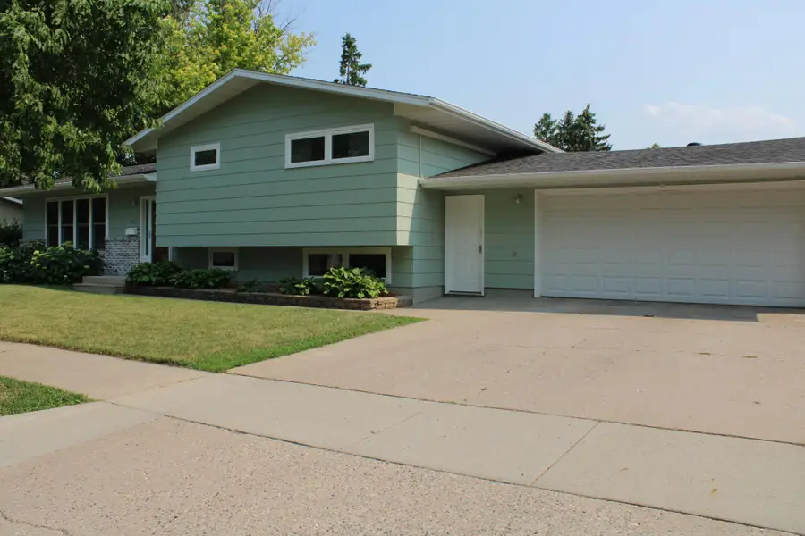 210 29th Avenue N, Fargo, ND 58102 - #2
