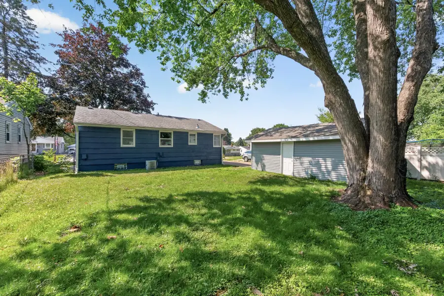 2075 Hawthorne Avenue E, Saint Paul, MN 55119 - #3