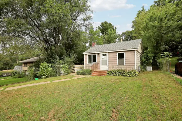 6230 7th Street N, Oakdale, MN 55128