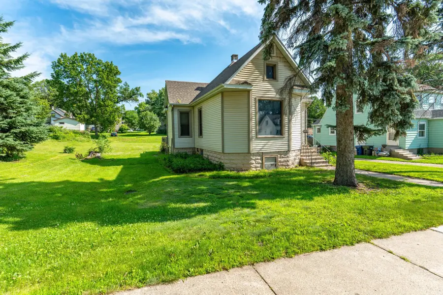 528 W Summit Avenue, Fergus Falls, MN 56537 - #2