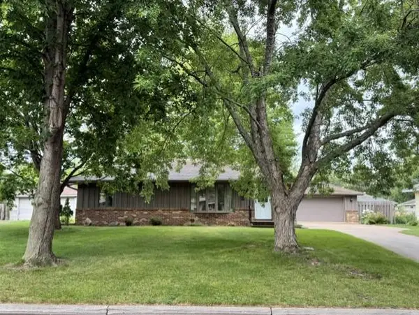 8633 Greenway Avenue S, Cottage Grove, MN 55016