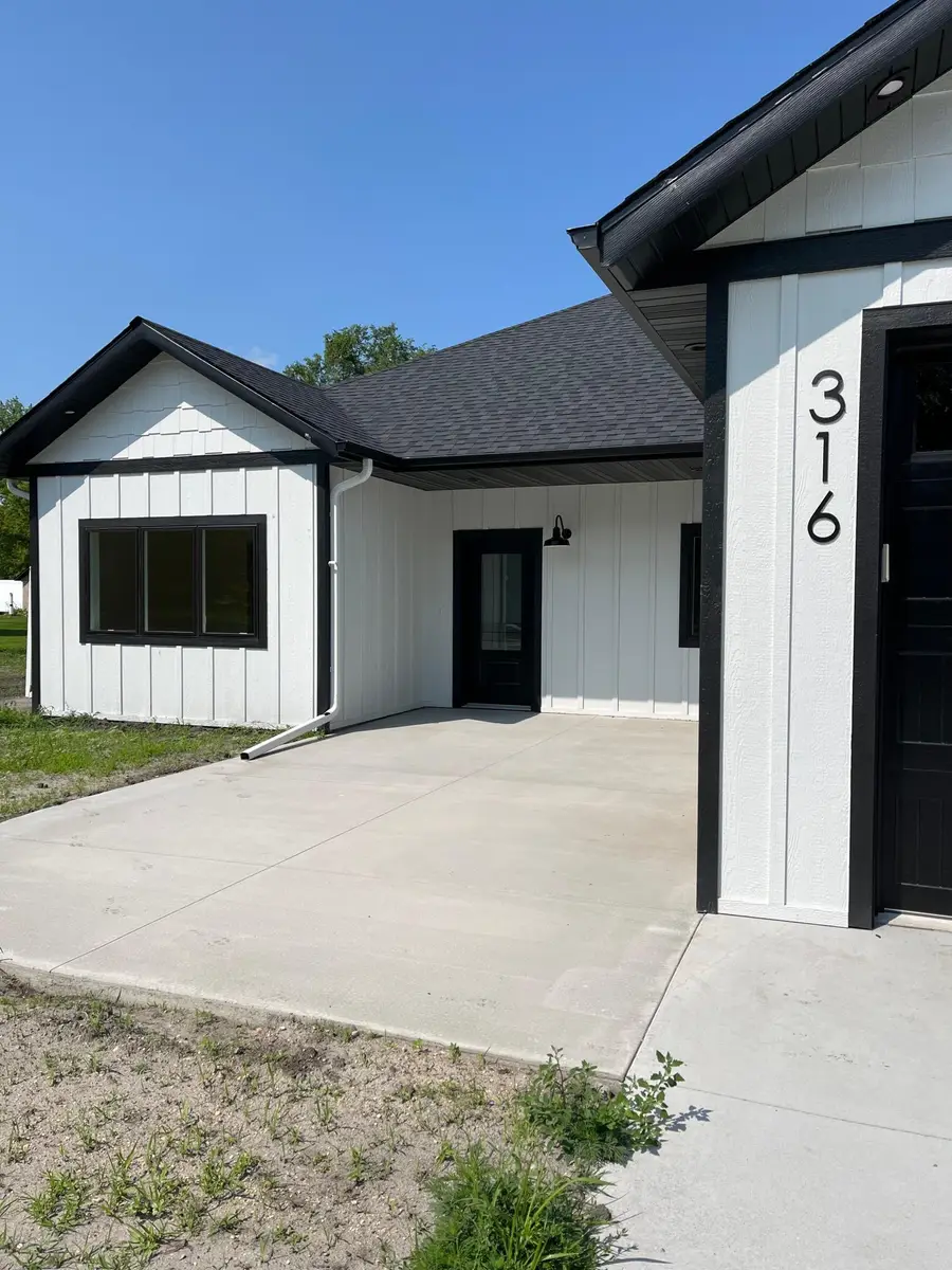 316 SW 4th Avenue Sw, Hankinson, ND 58041 - #2