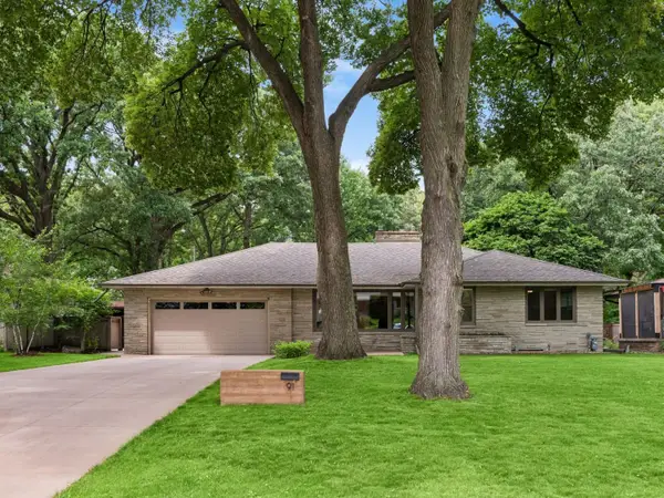 91 Mid Oaks Lane, Roseville, MN 55113