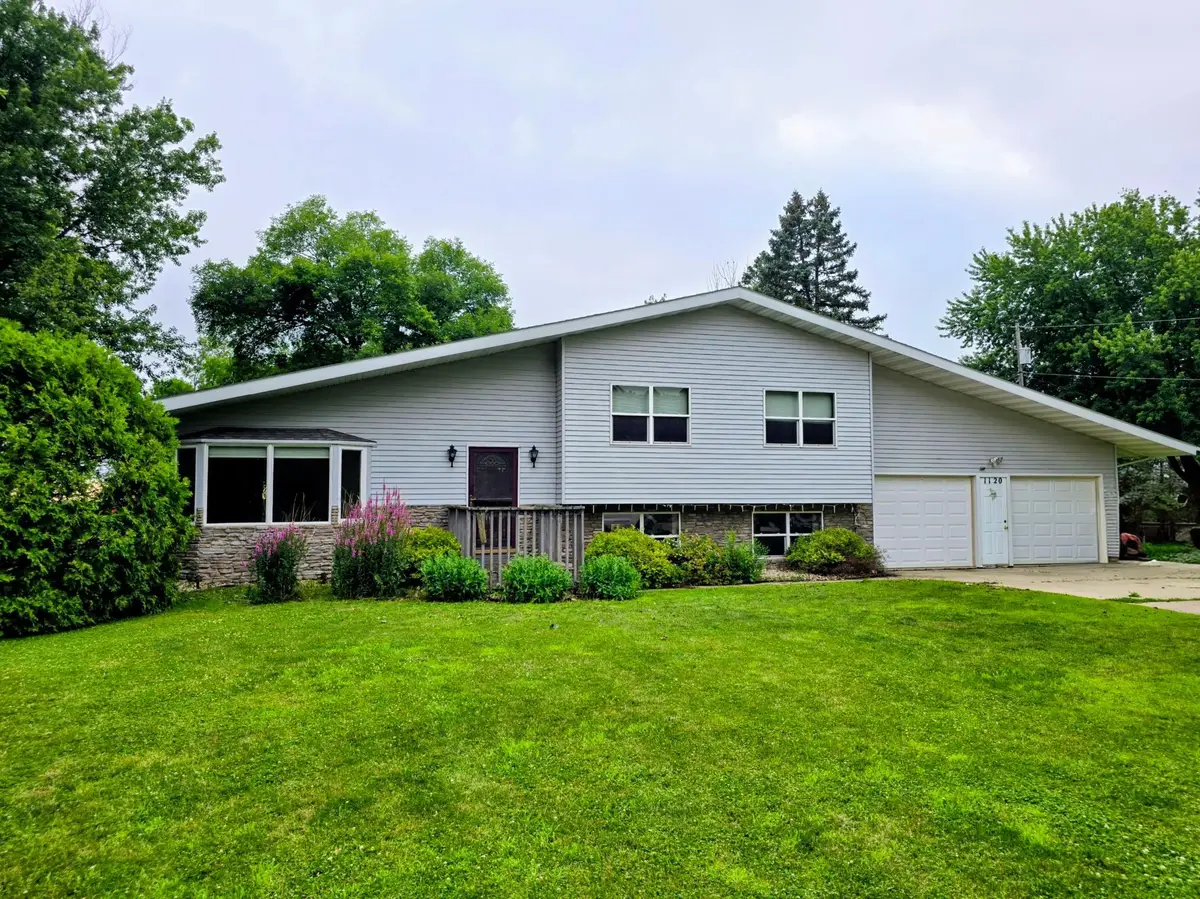 1120 8th Avenue Sw, Pipestone, MN 56164 - #1