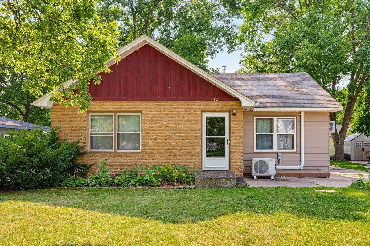 712 Lynn Road Sw, Hutchinson, MN 55350 - #1