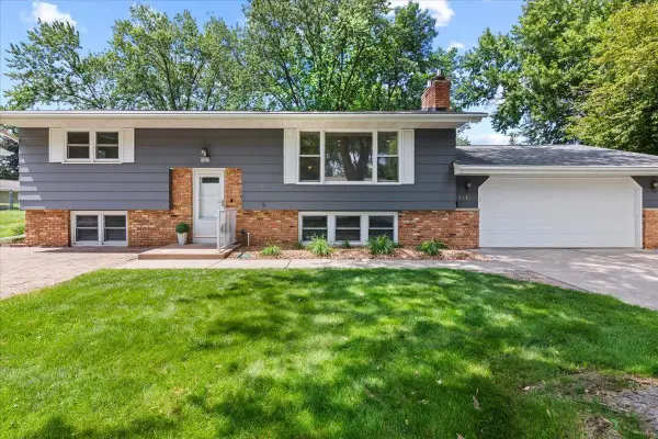 9131 Annapolis Lane N, Maple Grove, MN 55369