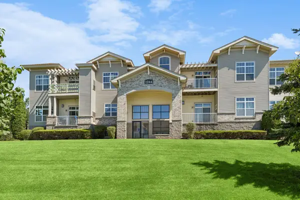 1244 County Road D E #102, Maplewood, MN 55109