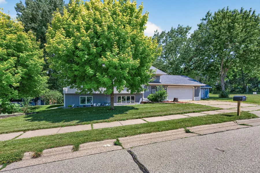 2709 Holloway Avenue E, North Saint Paul, MN 55109 - #2