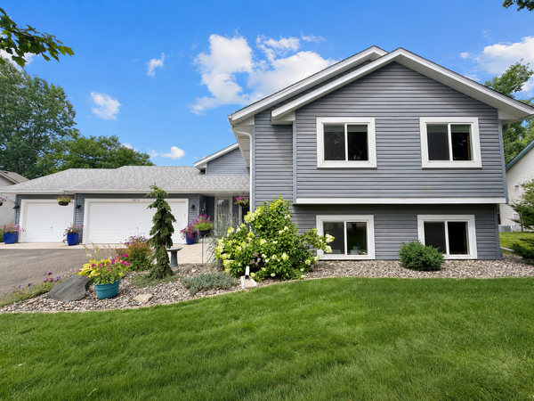 2870 Jordan Drive, Woodbury, MN 55125