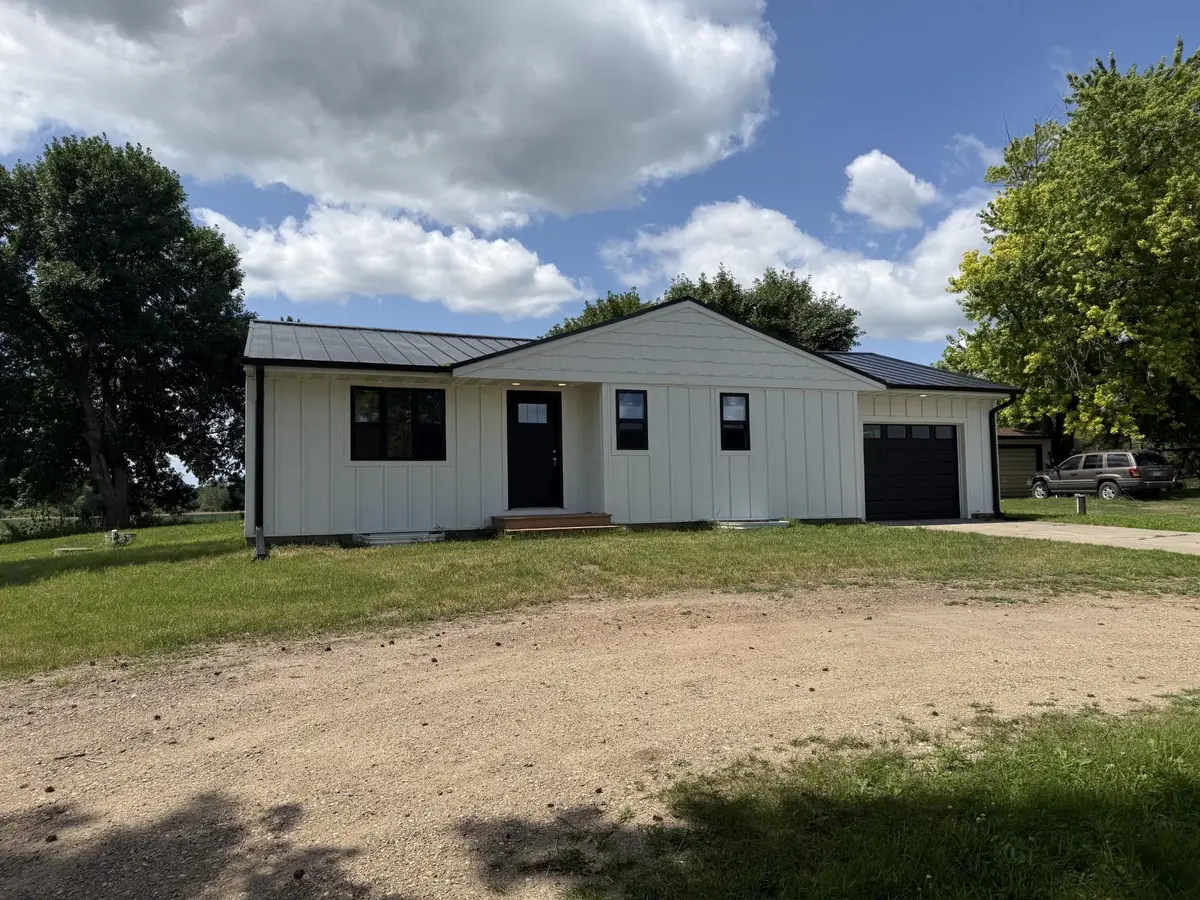 1050 Bluff Street Ne, Hutchinson, MN 55350 - #1