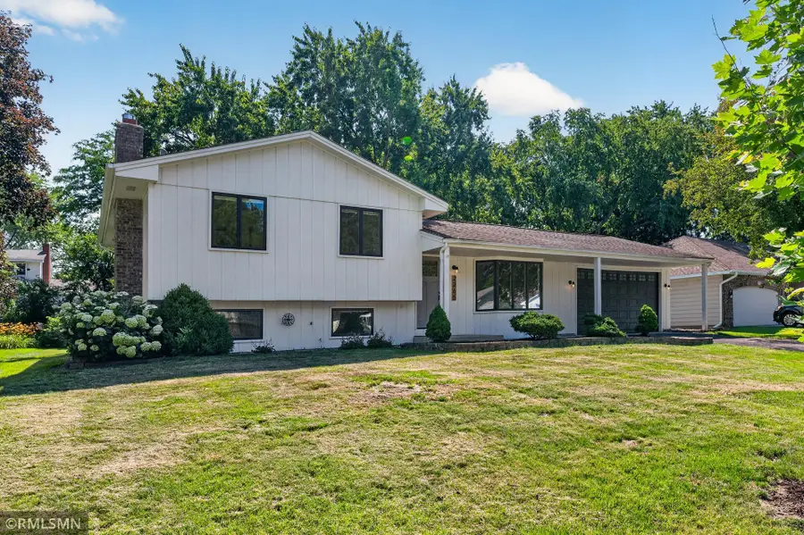 2265 Lamplight Drive, Woodbury, MN 55125 - #2