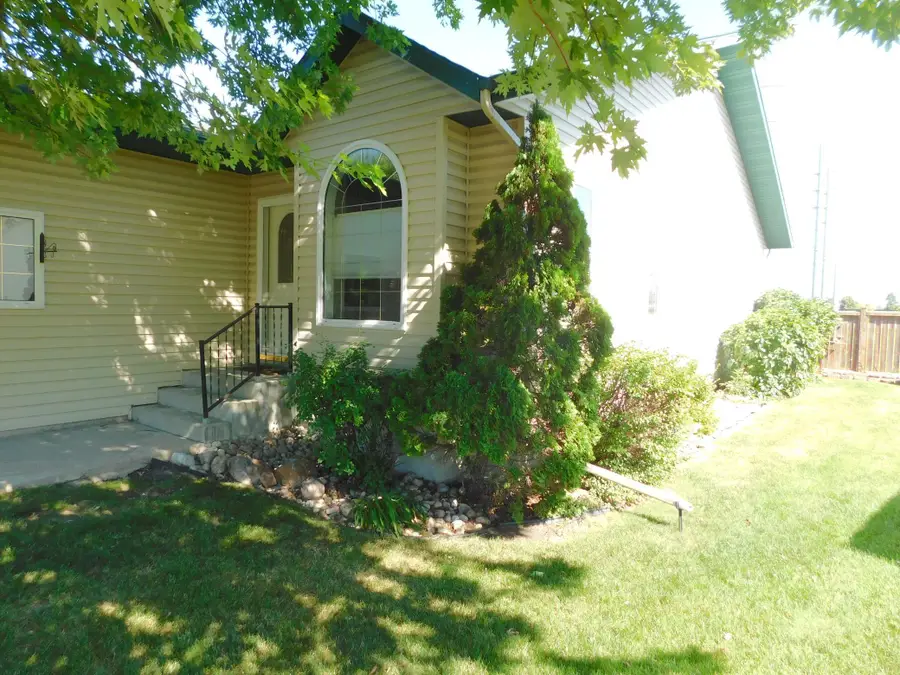 840 Lakeridge Place, West Fargo, ND 58078 - #3