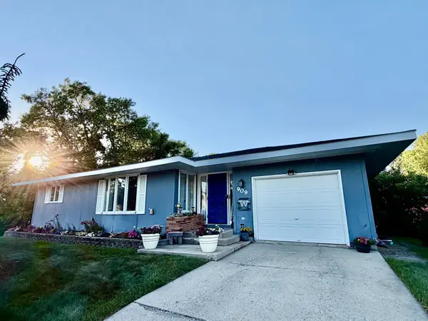 909 2nd Street Ne, Roseau, MN 56751