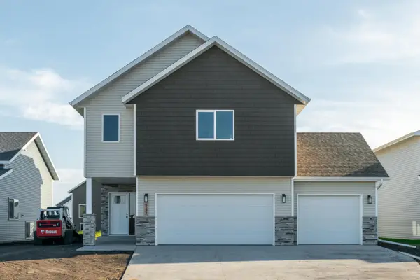 6220 68th Street S, Horace, ND 58047