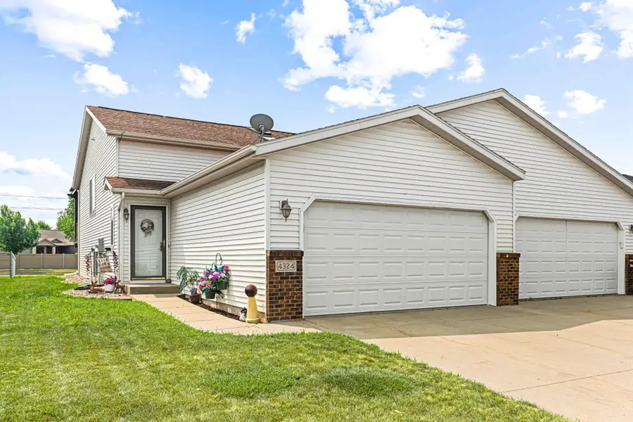 4324 39 1/2 Avenue S, Fargo, ND 58104 - #3
