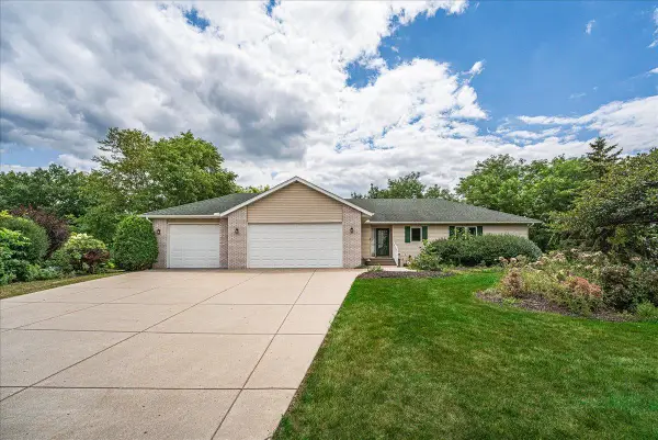 1060 Dennis Street S, Maplewood, MN 55119