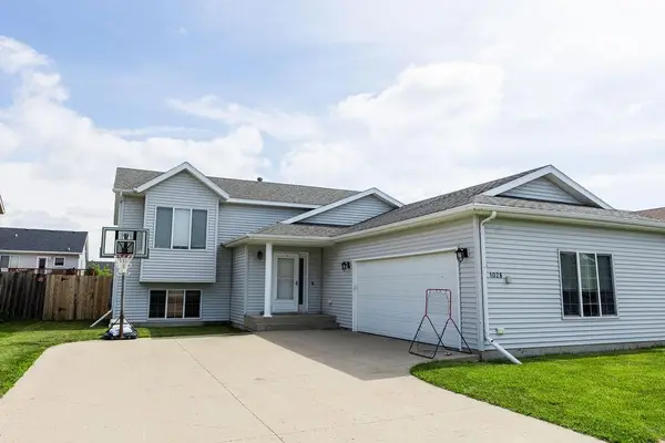 1028 39 Avenue W, West Fargo, ND 58078