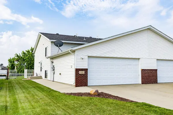 955 42nd Avenue W, West Fargo, ND 58078