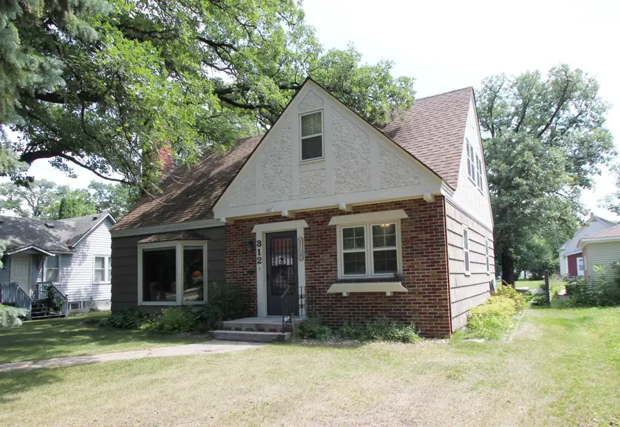 312 Kendall Avenue N, Thief River Falls, MN 56701 - #2