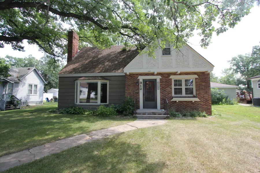 312 Kendall Avenue N, Thief River Falls, MN 56701 - #3