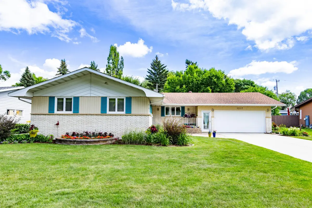 1217 Oak Street N, Fargo, ND 58102 - #1