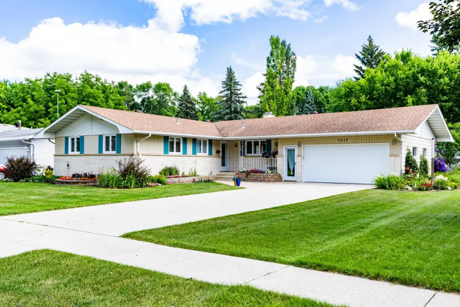 1217 Oak Street N, Fargo, ND 58102 - #2