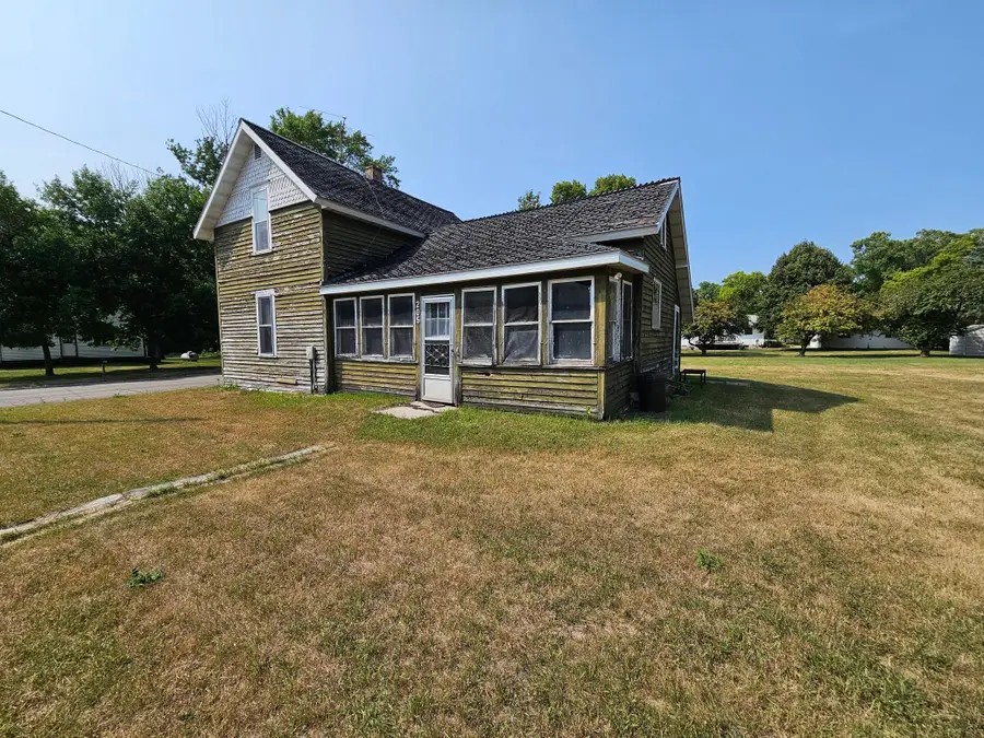 205 5th Avenue Nw, Barnesville, MN 56514 - #2