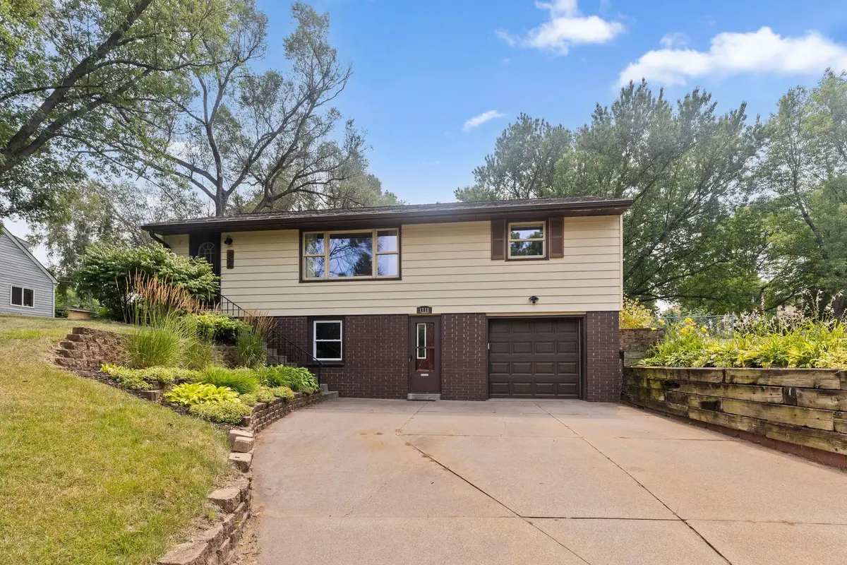 1716 County Road C E, Maplewood, MN 55109 - #1