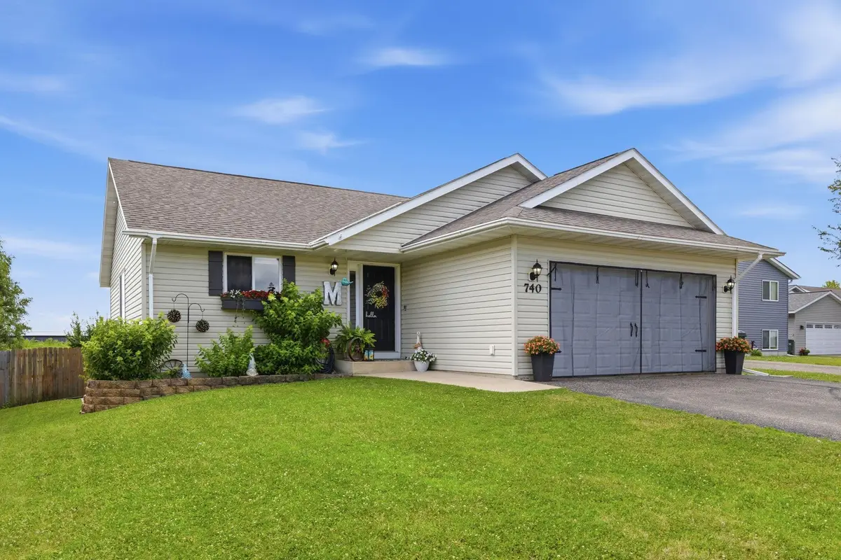 740 Texas Avenue Nw, Hutchinson, MN 55350 - #1