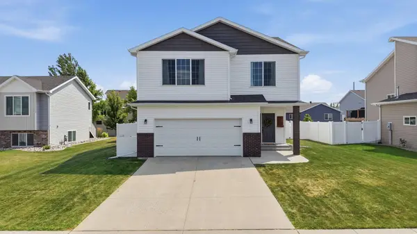 1307 30th Avenue W, West Fargo, ND 58078