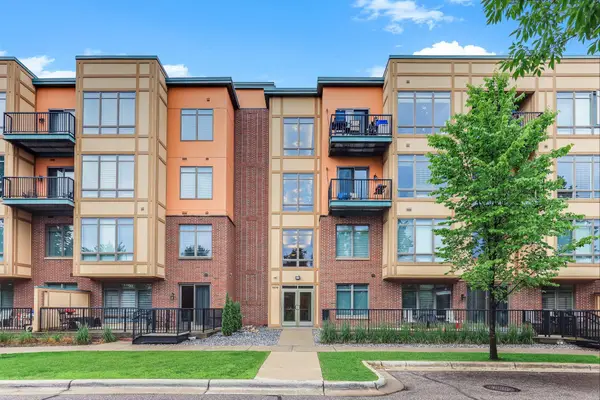 1070 Grandview Court Ne #411, Columbia Heights, MN 55421