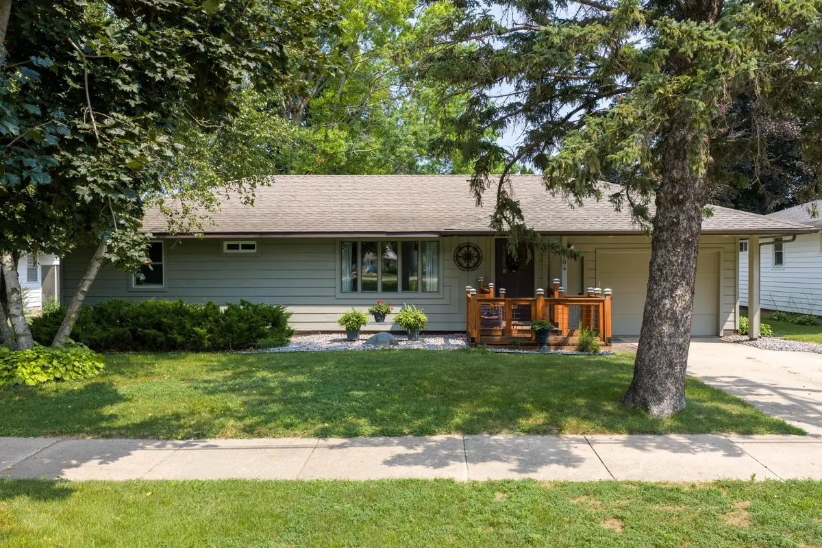 2104 W Oakland Avenue, Austin, MN 55912 - #1