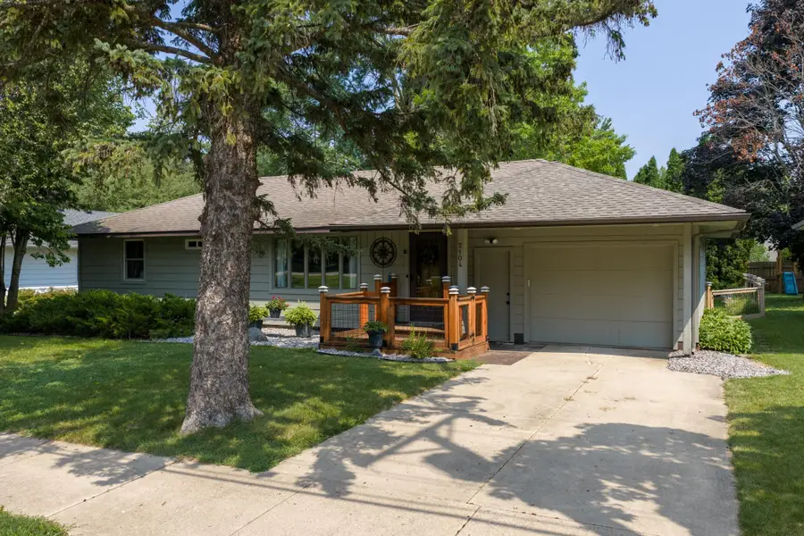 2104 W Oakland Avenue, Austin, MN 55912 - #2