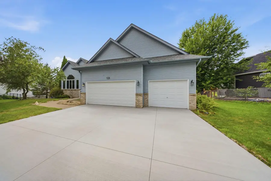 4852 Hillvale Avenue N, Oakdale, MN 55128 - #3