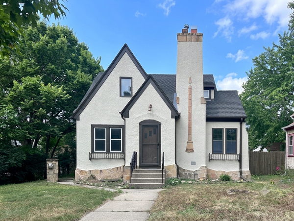 3807 Hubbard Avenue N, Robbinsdale, MN 55422