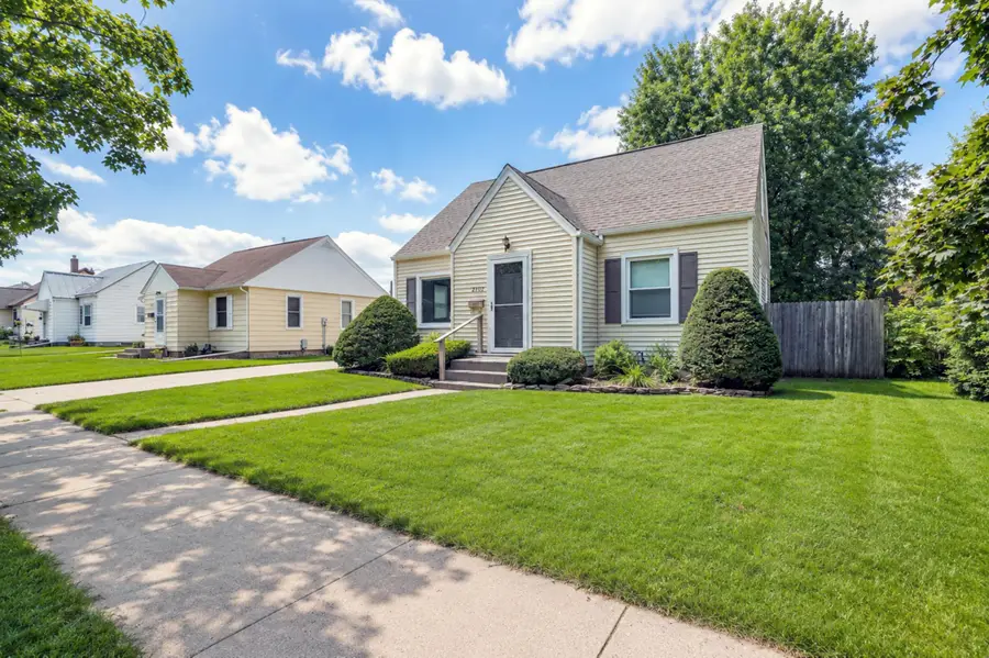 2102 E Oakland Avenue, Austin, MN 55912 - #3