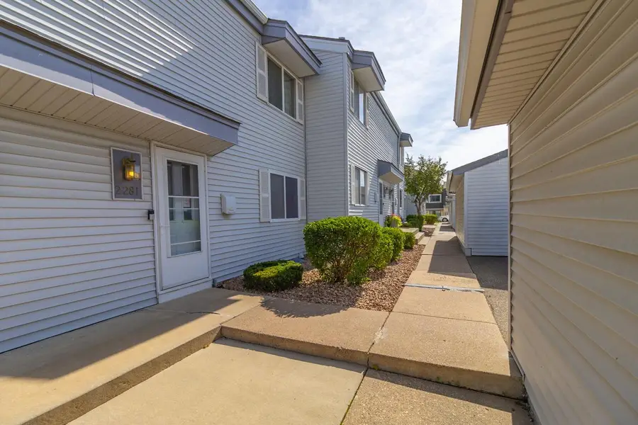 2281 Pond Avenue E, Maplewood, MN 55119 - #2